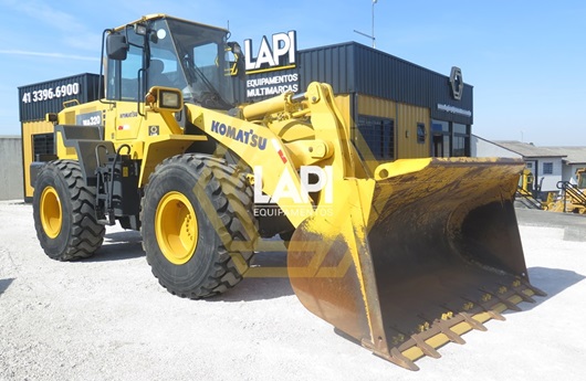 Pá carregadeira Komatsu WA320
