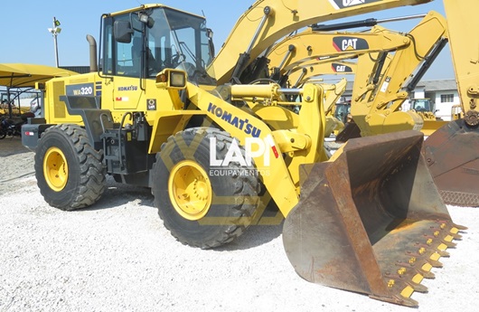 Pá carregadeira Komatsu WA320
