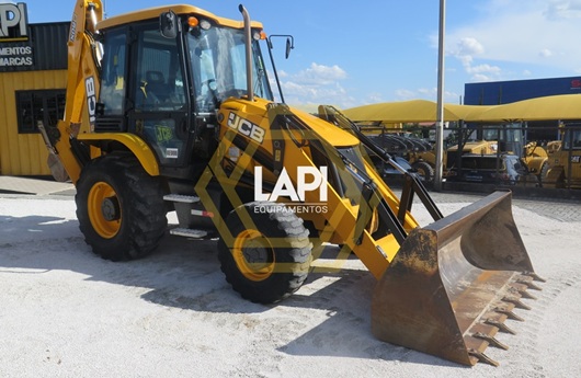 Retroescavadeira JCB 3CX
